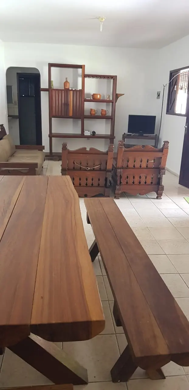 Área de convivência da unidade, com mesa e bancos de madeira
