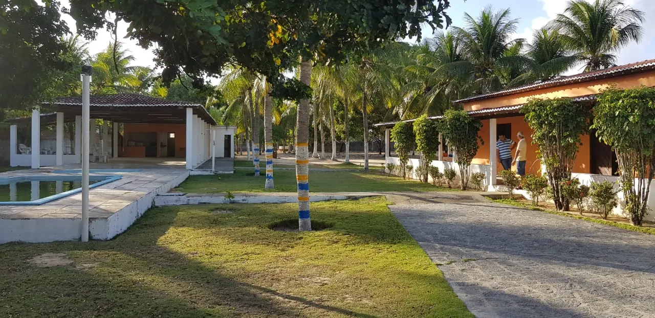 Vista da área externa do Centro de Tratamento Oásis, com piscina e alojamentos
